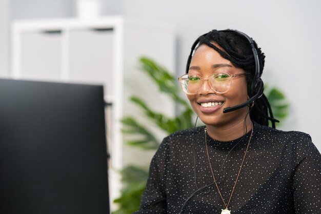 femme africaine très souriante au casque
