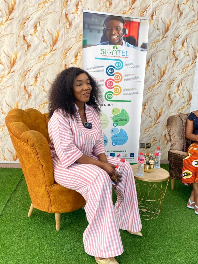 Photo de Mme Stéphanie MONTCHO assise, très souriante